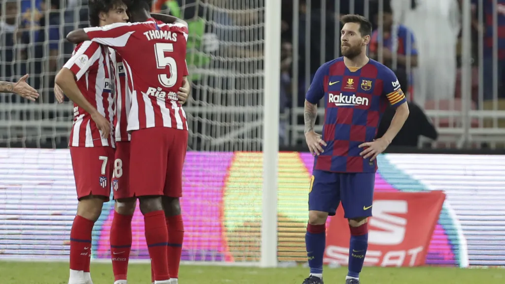 Lionel Messi (vpravo) v utkání s Atléticem Madrid