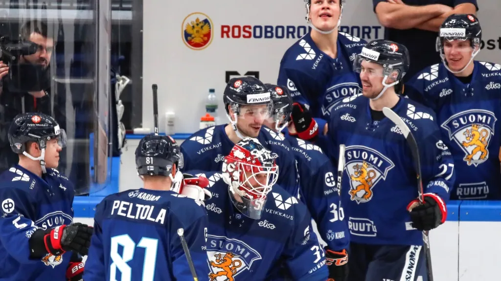 Finský brankář Frans Tuohimaa se raduje se spoluhráči z jeho vstřeleného gólu