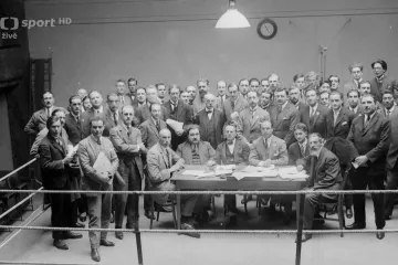 Archivní fotografie z prvního zasedání Mezinárodní asociace sportovních novinářů