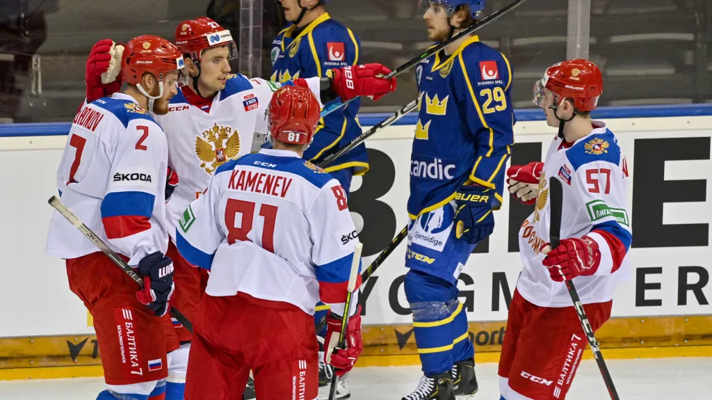 Hokejisté Ruska oslavují gól v utkání EHT se Švédskem