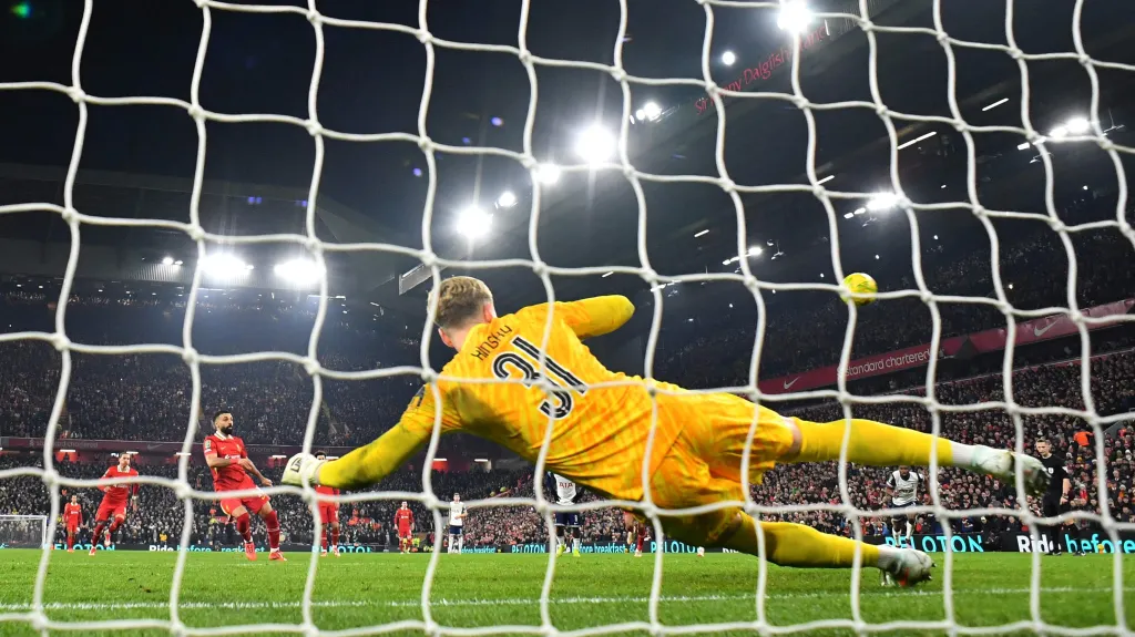 Antonín Kinský inkasuje gól v semifinále anglického poháru