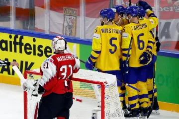 Hokejisté Švédska slaví gól proti Rakousku