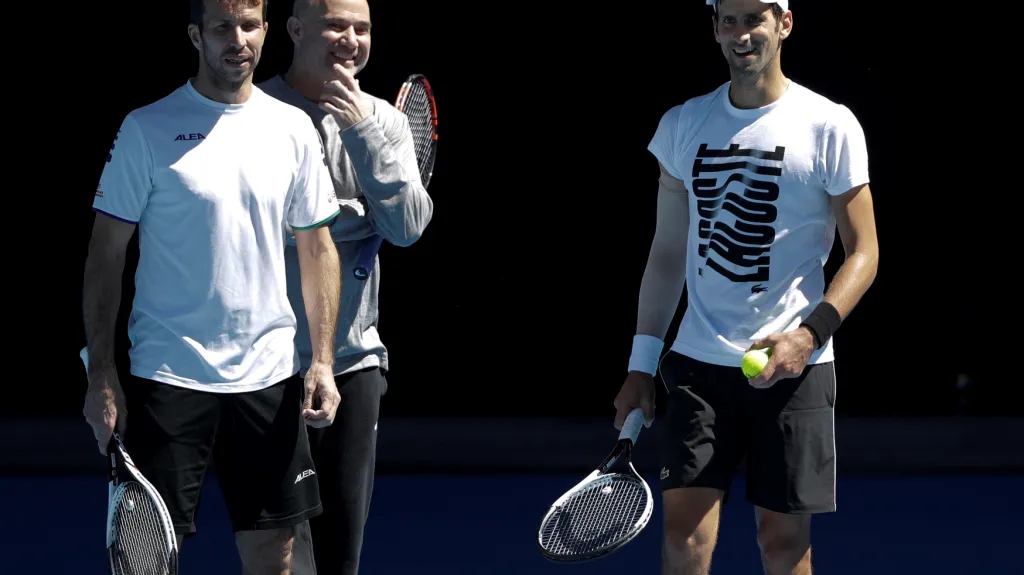 Zleva Radek Štěpánek, Andre Agassi a Novak Djokovič