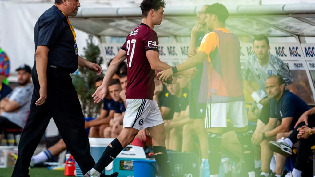 Ladislav Krejčí ze Sparty odchází z teplického trávníku po červené kartě