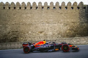 Max Verstappen si v Baku upevnil vedení
