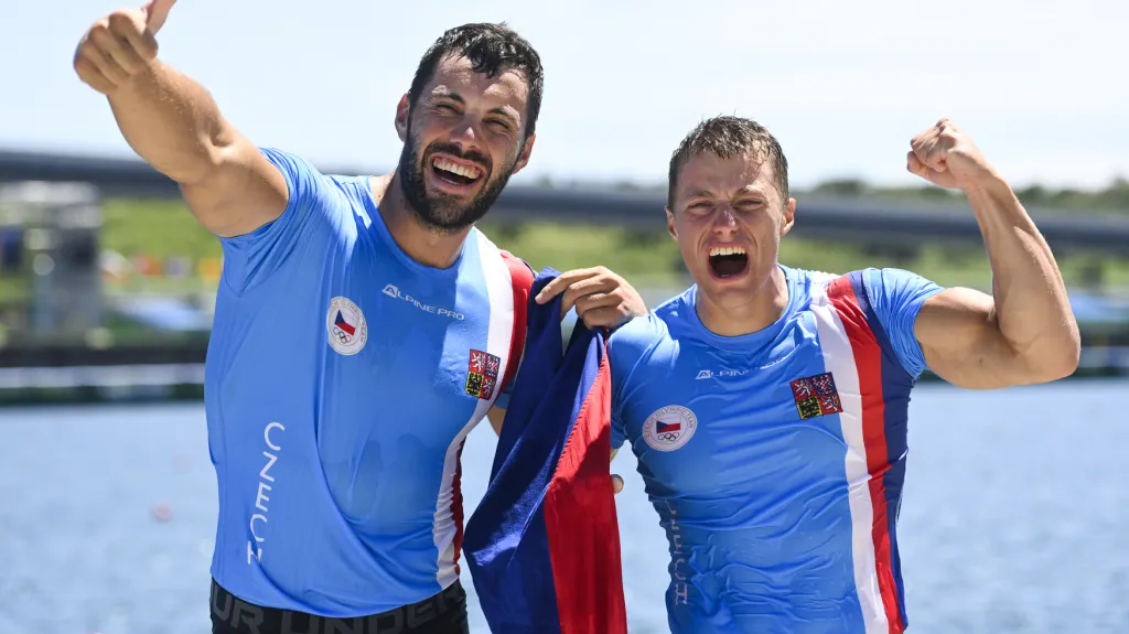 Slavící Josef Dostál a Radek Šlouf