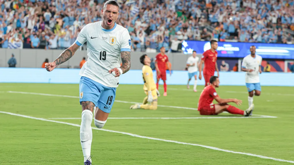 Darwin Núňez z Uruguaye oslavuje gól