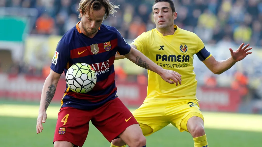 Ivan Rakitič z Barcelony si kryje míč před Brunem Sorianem z Villarealu