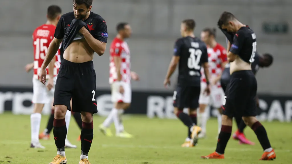 Zklamaní hráči Slavie po zápase v Beer Ševě