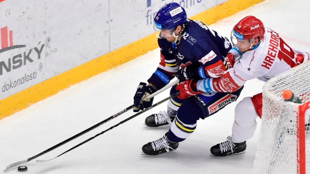 Daniel Gazda si chrání puk před Patrikem Hrehorčákem