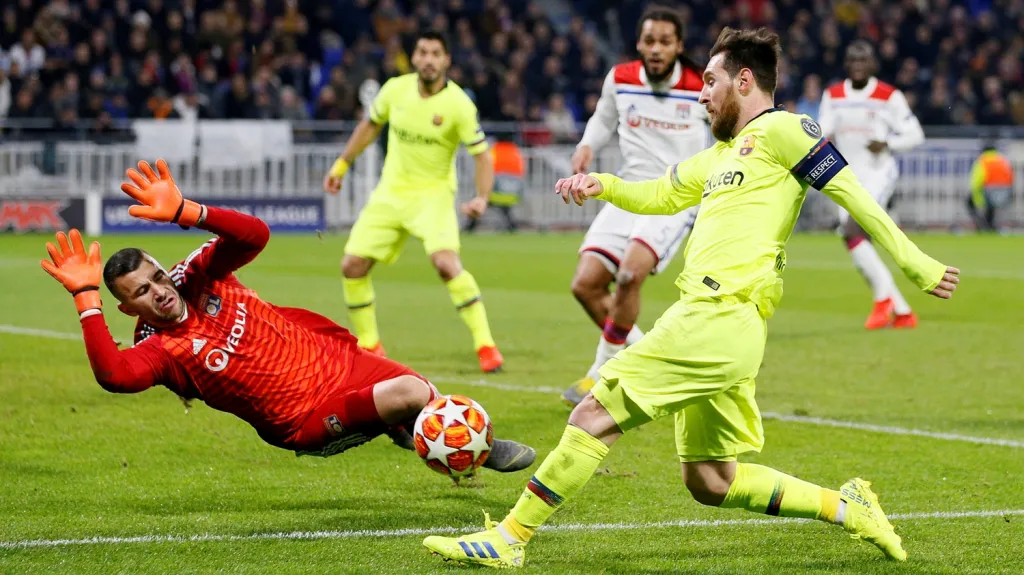 Brankáře Lyonu Anthonyho Lopese nepřekonal ani Lionel Messi