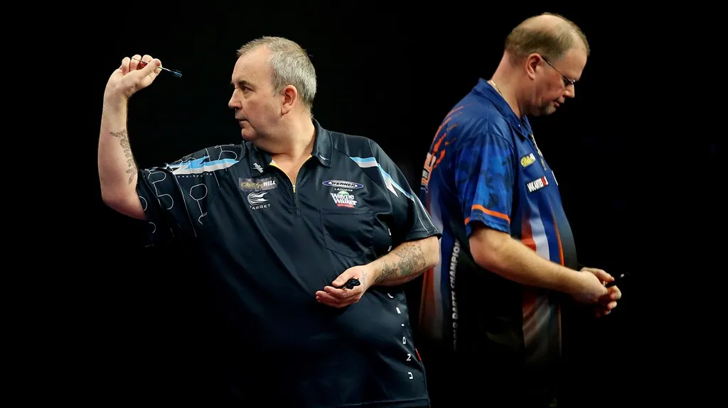 Phil Taylor (vlevo) a Raymond van Barneveld na World Darts Championship