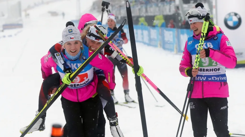 Česká sestava ve složení Lucie Charvátová, Eva Puskarčíková a Veronika Vítková