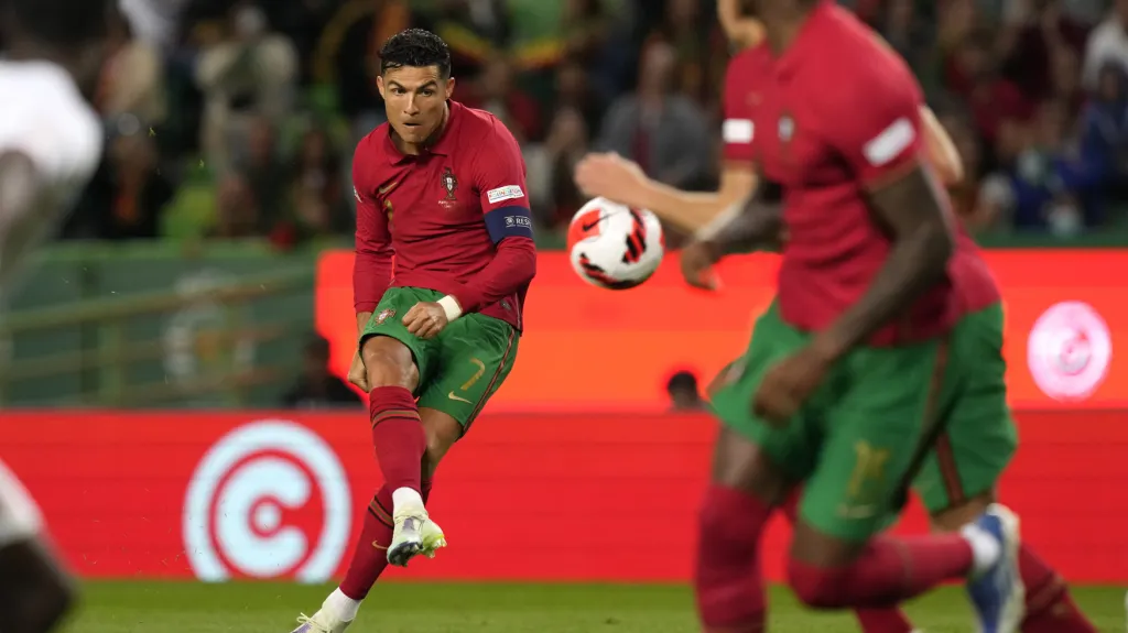 Cristiano Ronaldo střílí na branku Švýcarska
