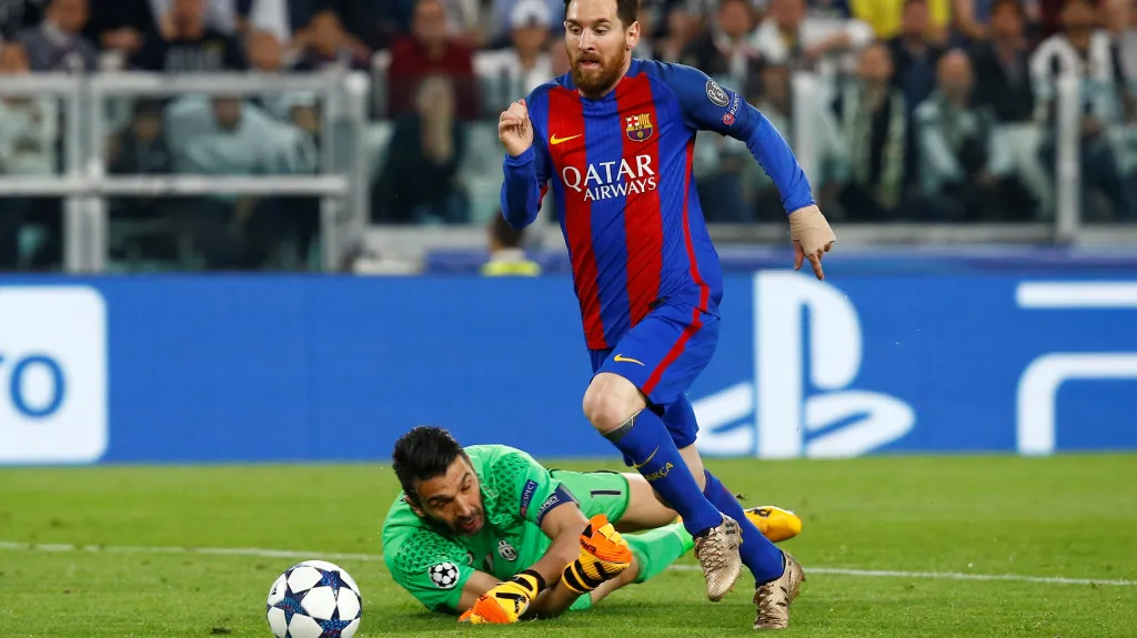 Lionel Messi obchází brankáře Gianluigiho Buffona