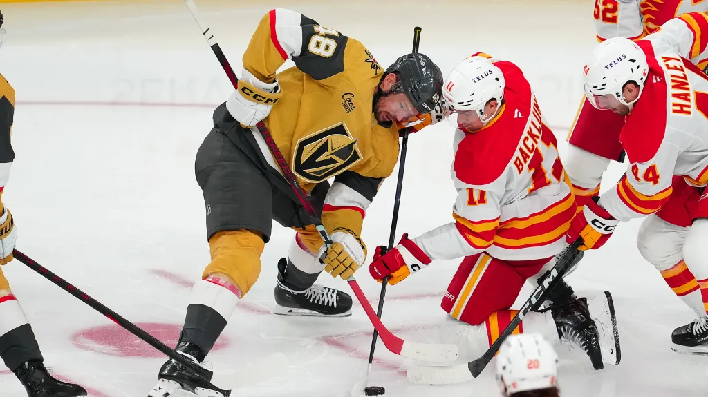 Tomáš Hertl v utkání s Calgary