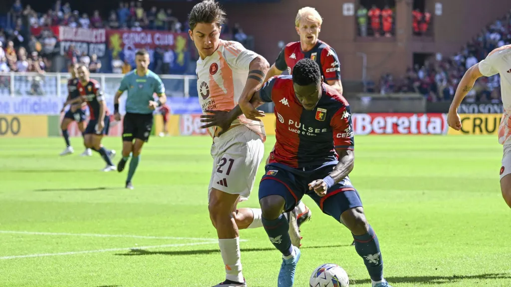 Paulo Dybala z AS Řím proti Calebu Ekubanovi z Janova