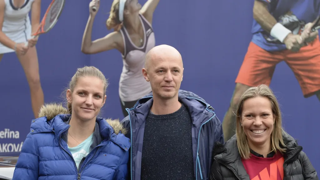 Petr Pála s Karolínou Plíškovou a Lucií Hradeckou