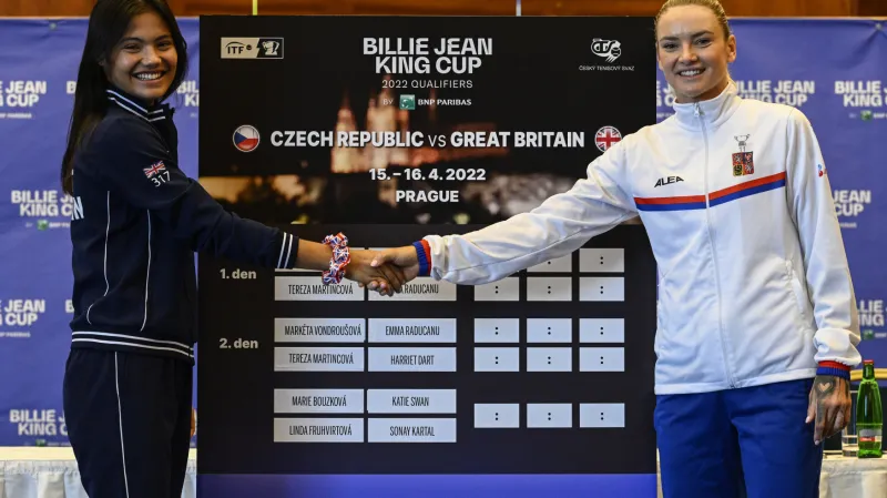 Emma Raducanuová a Tereza Martincová