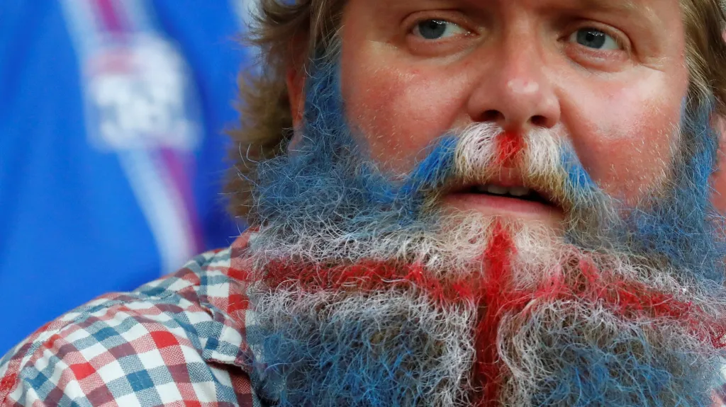 Islandský fanoušek s vlajkou na vousech