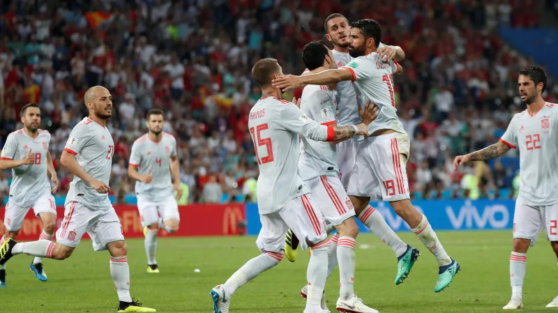 Fotbalisté Španělska se radují z gólu proti Portugalsku