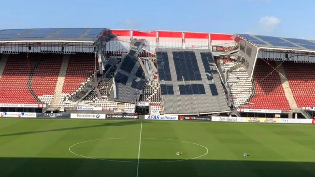 Zřícená střecha na stadionu v Alkmaaru