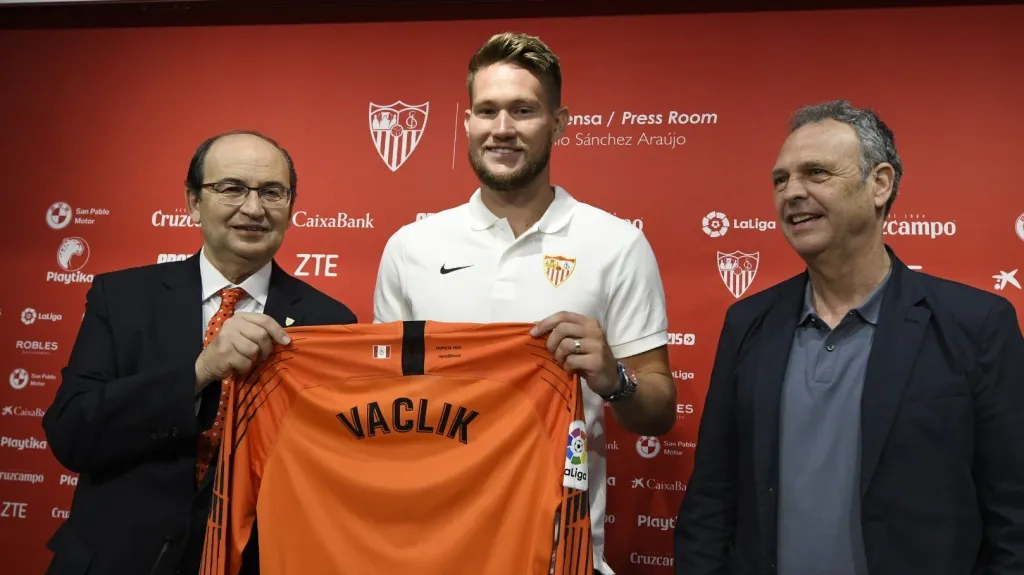 Tomáš Vaclík s dresem Sevilly