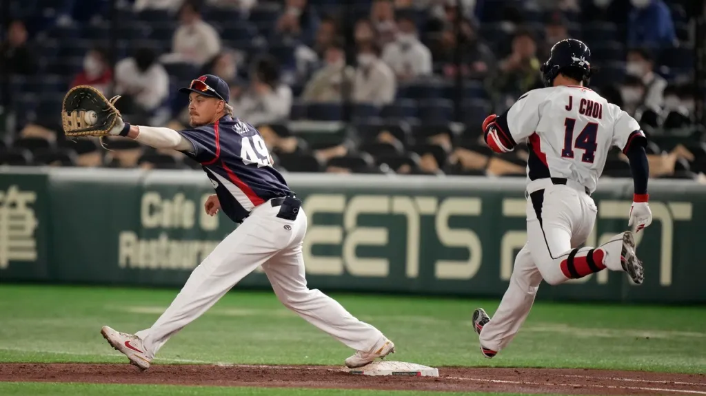 Martin Mužík chytá míč na první metě