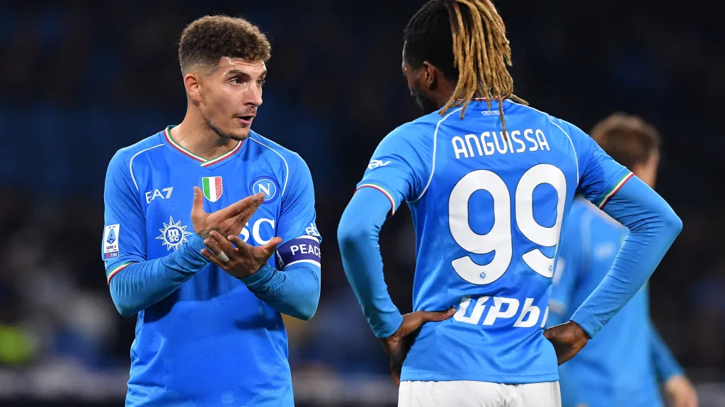 Kapitán Neapole Giovanni Di Lorenzo udílí pokyny