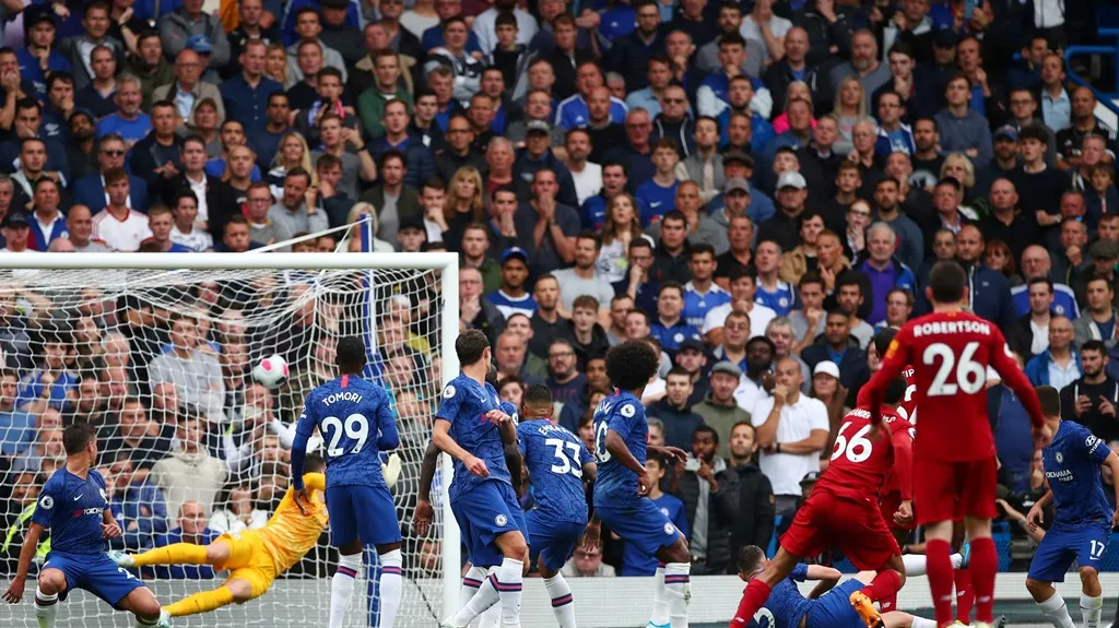 Trent Alexander-Arnold z Liverpoolu střílí gól na stadionu Chelsea