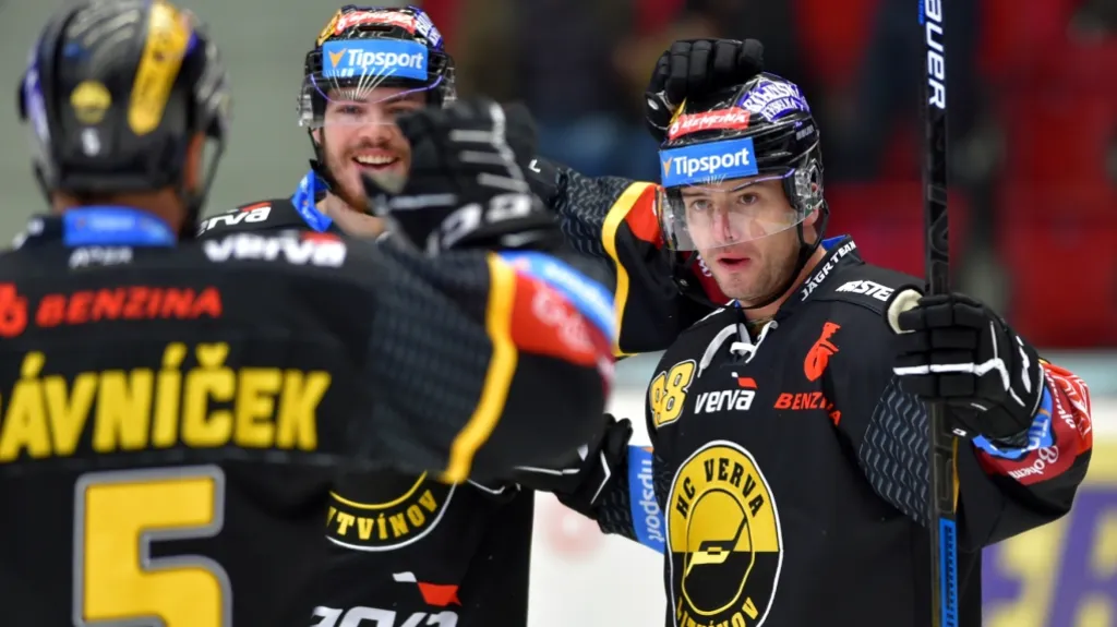 Jakub Petružálek se raduje se spoluhráči z Litvínova