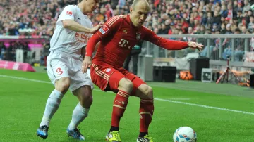 Zdeněk Pospěch z Mohuče v souboji s Arjenem Robbenem z Bayernu