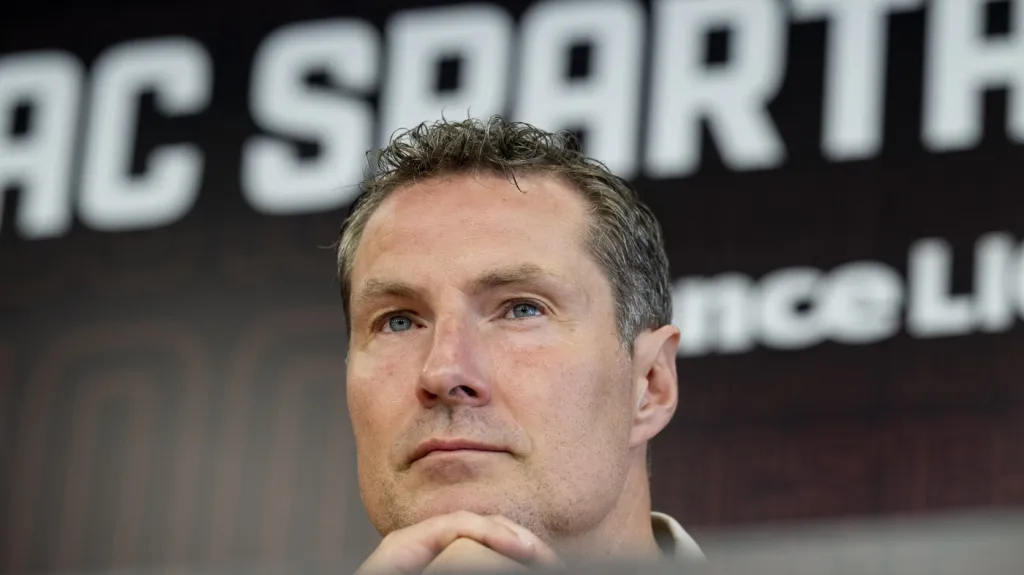 Brian Priske na tiskové konferenci Sparty