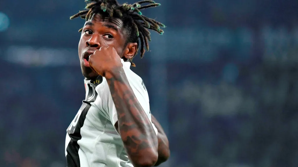 Útočník Juventusu Moise Kean slaví gól