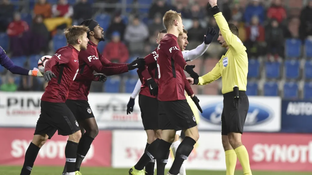 Eldar Čivič inkasuje červenou kartu