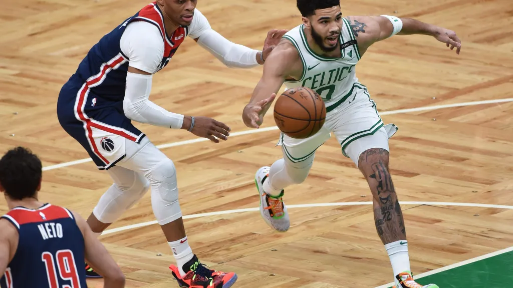 Jayson Tatum z Bostonu přechází přes Russella Westbrooka z Washingtonu