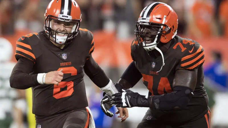 Baker Mayfield (vlevo) se raduje z touchdownu