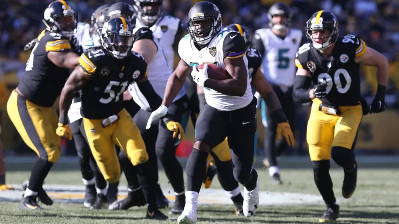 Leonard Fournette uniká obraně Pittsburghu