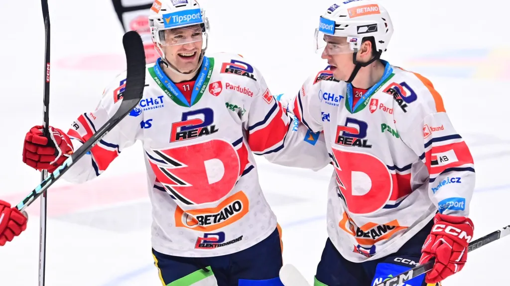 Pardubičtí spoluhráči Adam Musil (vlevo) a Libor Hájek