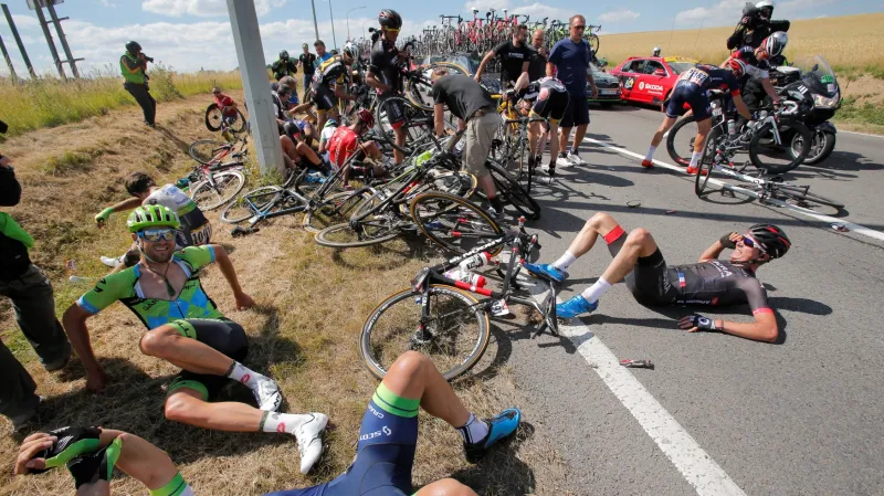 Hromadný pád ve třetí etapě Tour de France