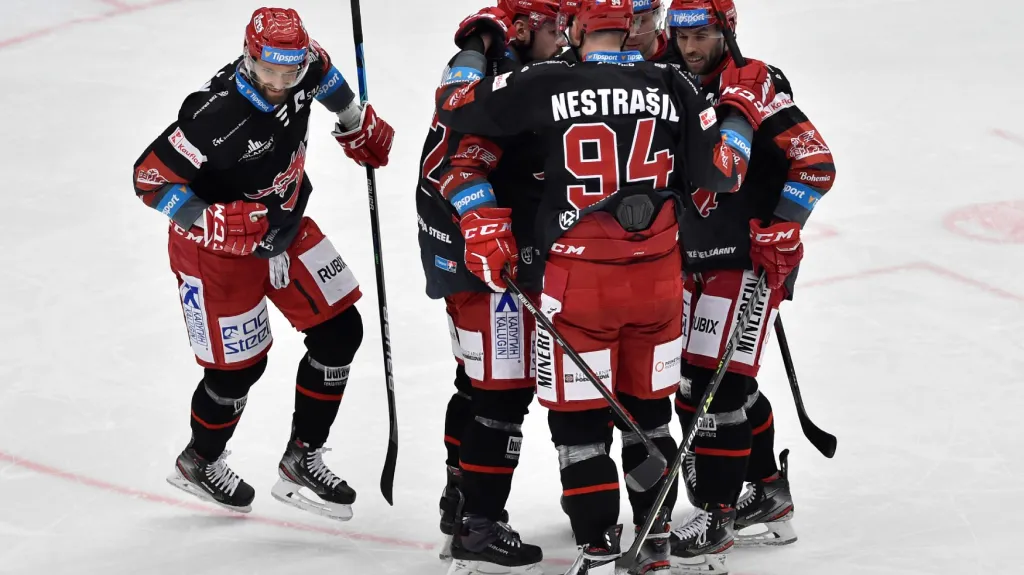 Třinečtí hokejisté se radují z branky Růžičky