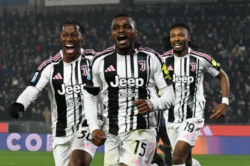 Pierre Kalulu oslavuje se spoluhráči z Juventusu Jonathanem Davidem a Khephrenem Thuramem