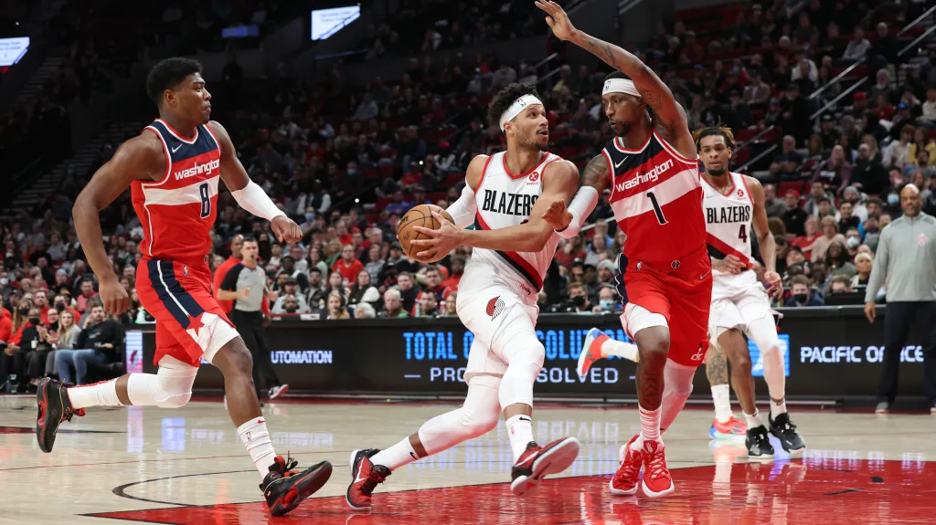 Josh Hart z Portlandu (uprostřed) v utkání s Washingtonem