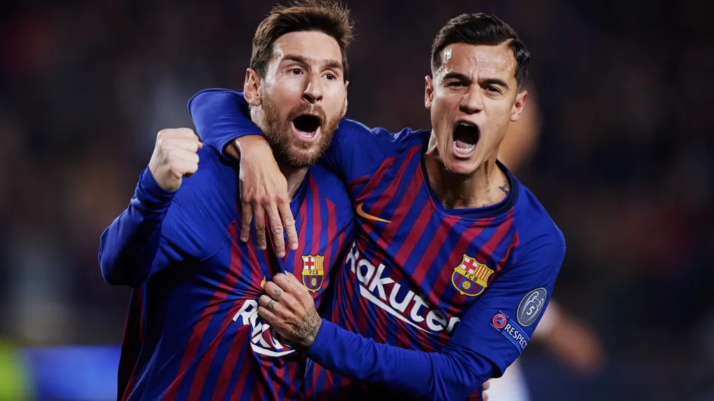 Barcelonské duo Lionel Messi - Philippe Coutinho oslavuje gól v Lize mistrů