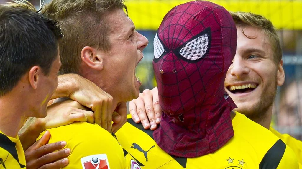 Radost hráčů Borussie, s maskou Spidermana Aubameyang