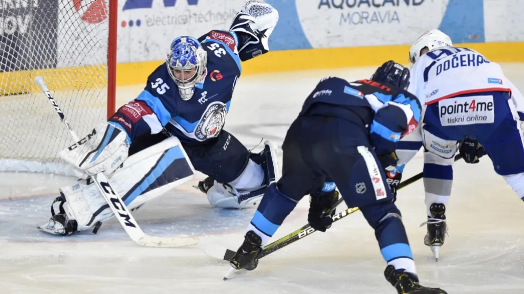 Liberecký brankář Roman Will vyráží střelu Martina Dočekala z Komety Brno