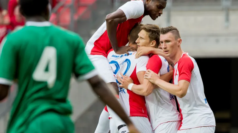 Fotbalisté Slavie se radují z gólu v síti Levadie Tallinn