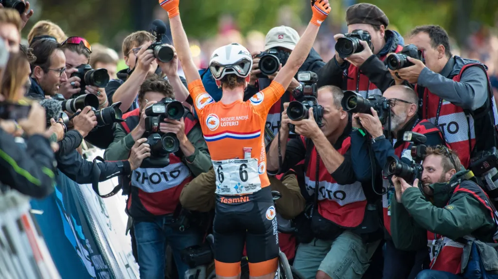 Annemiek van  Vleutenová se raduje z titulu mistryně světa