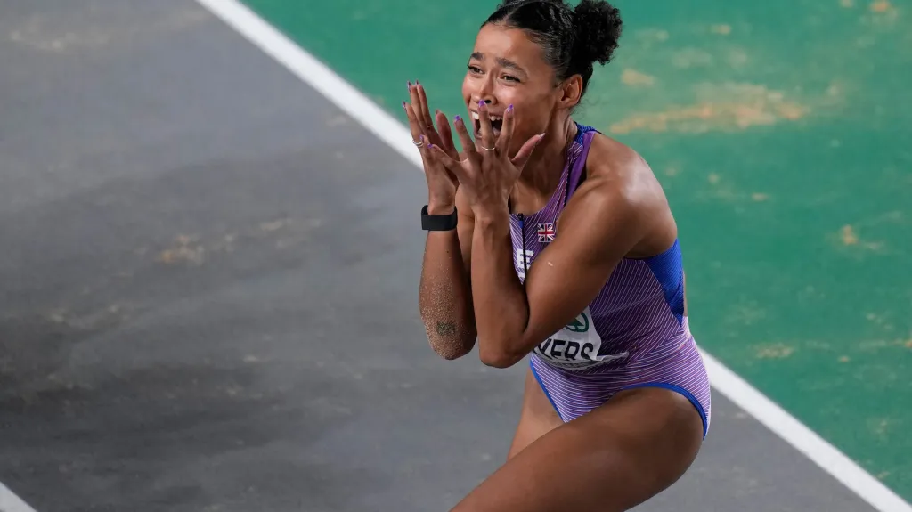 Jasmine Sawyersová oslavuje vítězný skok na HME v Istanbulu