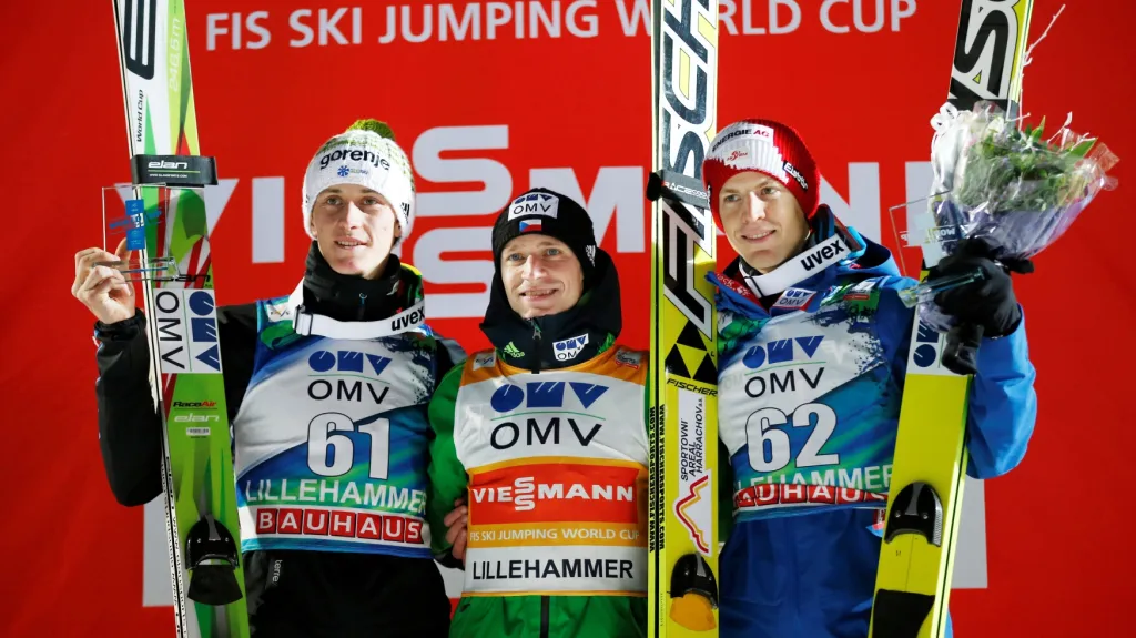 Roman Koudelka (uprostřed) na stupních vítězů s Peterem Prevcem (vlevo) a Michaelem Hayböckem